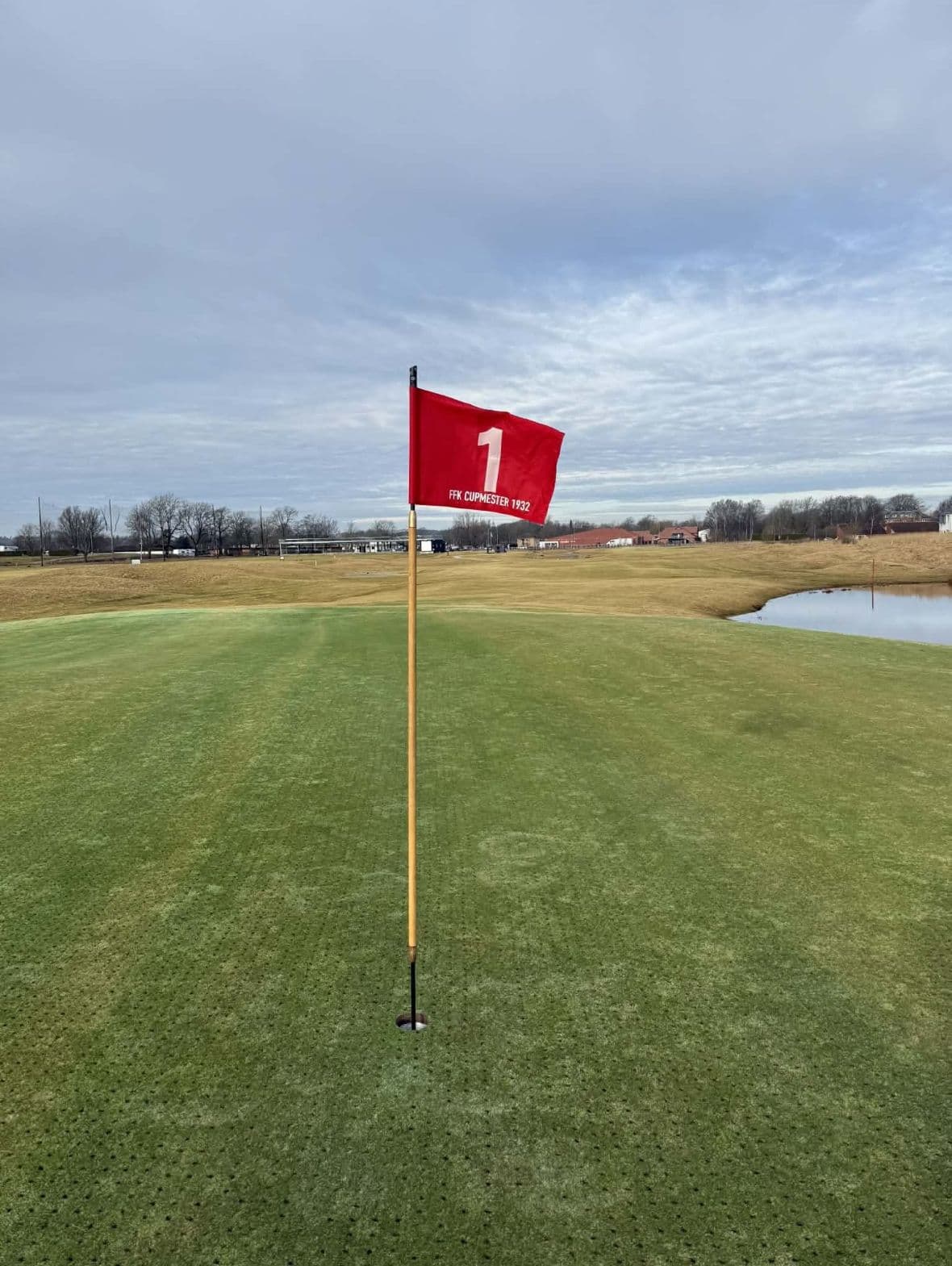 Utsikt over Gamle Fredrikstad Golfklubb — flaggstang på green