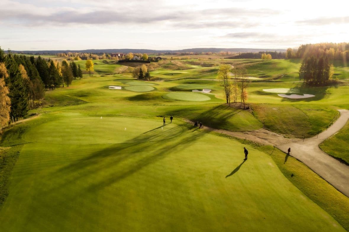 Luftfoto over Miklagard Golf — mesterskapsbanen fra drone